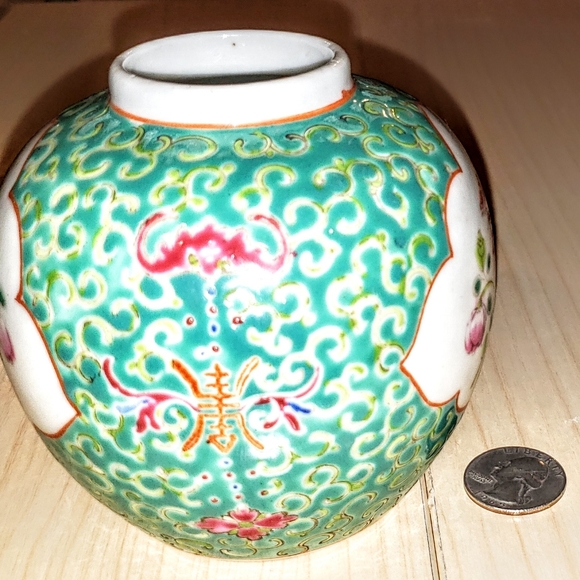 Small handpainted chinese porcelain vase - Picture 1 of 6